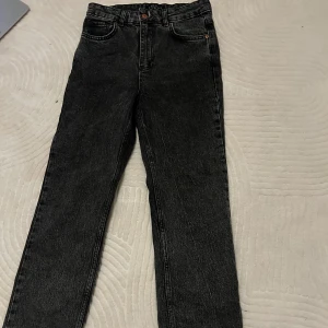 Svarta gråa  jeans straight fit - Säljer ett par svart gråa  jeans med klassisk straight fit.  Passar som S-M