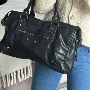 Svart  city bag - Snygg svart väska köpt på en marknad i Spanien för 600. Se defekter på sista bilderna.  Skriv om du vill köpa direkt eller om du har frågor☺️