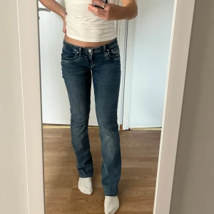 Blå bootcut jeans från LTB Valerie - Snygga blå jeans från LTB, modellen Valerie. De har klassisk femficksdesign, låg midja och bootcut-ben 🤍Jeansen är i ett mörkare blått denimtyg, de är uppsydda till en 32a i längden för att passa mig som är 171 💞