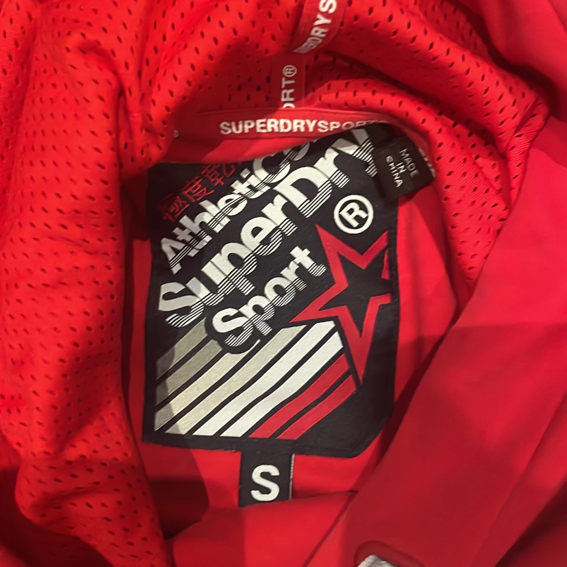 Röd Superdry Sport hoodie med tryck - 2