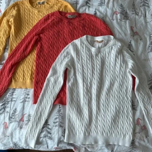 3 st kabelstickade tröjor - Säljer 3 st kabelstickad tröjor från märket ”basic you” från Gekås i mjuk bomull. Tröjan har rund halsringning, lång ärm och klassiskt stickat mönster. Perfekt för lager-på-lager och enkel att matcha med jeans eller kjol.