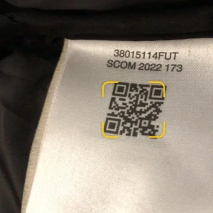 Svart dunjacka från Moncler - Säljer en svart dunjacka från Moncler med klassisk logga på insidan. Inga returerJackan är vadderad och har en stilren look som passar perfekt när det är kallt ute. Fodret är mjukt och jackan har en snygg, enkel design som känns både lyxig och tidlös.