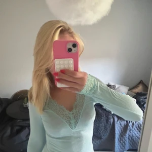 Mintgrön intimissimi tröja - Super fin tröja från intimissimi, den är knapp använd o väldigt fint skick.  Sitter tajt och har en riktigt snygg passform.