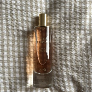 ZARA Rose Gourmand Eau de Parfum - ZARA Edp 80ml (circa 75ml kvar) i perfekt skick! För dig som älskar en djup, sensuell ros- och vaniljdoft. Så feminin. 😍