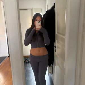 stickat yoga set från gina young - Original pris:497kr💝 har använts 2ggr o har inga defekter. som ny💗storlek 170 i båda. Går att köpa för sig men billigare tillsammans💘