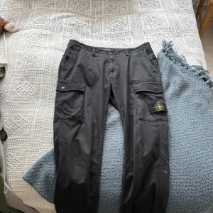 Svarta cargobyxor från Stone Island - Säljer ett par svarta cargobyxor från Stone Island. 