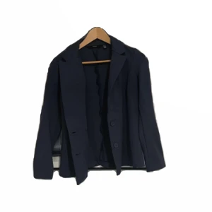 Grå/blå kavaj - Säljer mina super snygga kavaj i ett mjukt tyg material, super snygg och skön kavaj som både passar till vardags och fest🌟