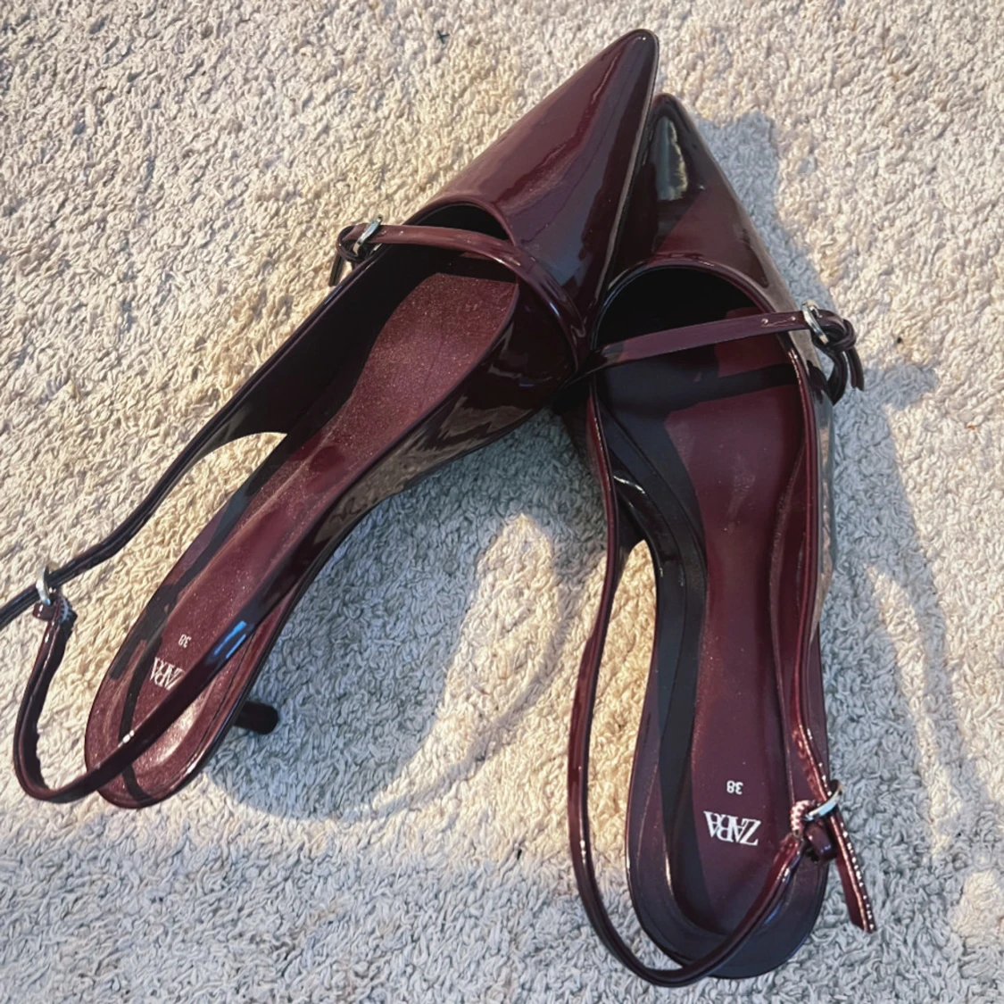 Vinröda pumps med spetsig tå från Zara