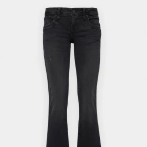 Svarta Ltb jeans - Supersnygga lågmidjade ltb jeans i modellen valerie, storlek 26/32 motsvarar 34/36 skulle jag säga. Säljer även blåa likadana. Meddela gärna om du har några frågor!