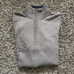 Dan John cardigan  - En tvärfet cardigan från Dan John. Storlek är S men passar även XS. Plagget är i bra skicka men bara lite nopprig. Passar perfekt nu till hösten 🍁👌