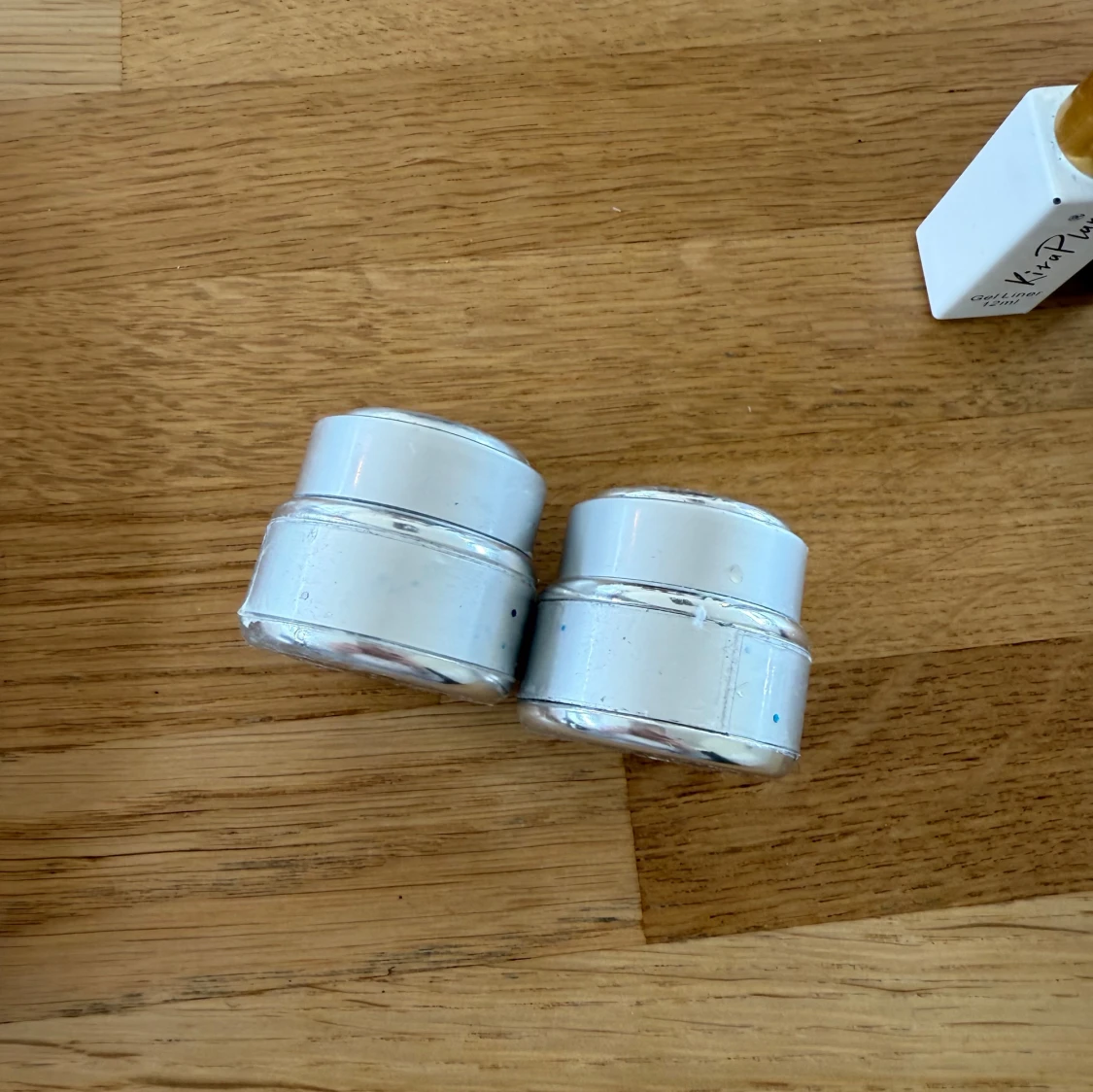 Två vita geleer från nagelgiganten - 2