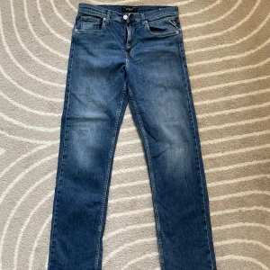 Blå jeans från Replay - Säljer dessa mörkblåa jeans från replay! Storlek 166cm 16A, fint skick! Skriv vid funderingar!