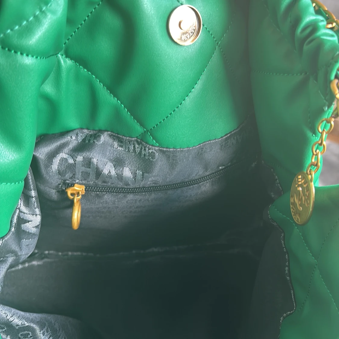 Grön quiltad axelväska  - 4