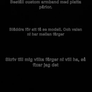 Custom armband med platta pärlor - Beställ ett personligt armband med platta pärlor i valfri färgkombination! Välj mellan massor av färger som blå, rosa, orange, grön, gul, vit och röd. Armbanden är randiga och har en cool, färgglad vibe som passar perfekt till din stil. Skriv vilka färger du vill ha så fixar jag det! (MÅSTE HÄMTAS!)