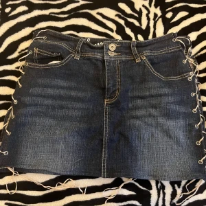 Mörk jeanskjol med snörning i sidorna 🖤 - Grunge jeans kjol med snörning på sidorna som jag har gjort själv fett bekväm och sexig 🍒🖤