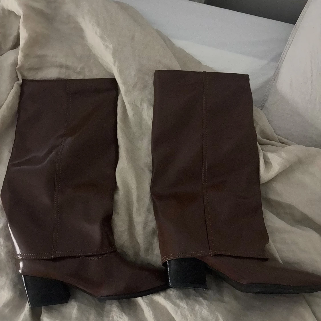 Bruna stövlar med klack 