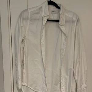 Vit skjorta från East West XS - Hej! Nu säljer jag min skjorta från east west. Den är i strl xs och skicket är 8/10 