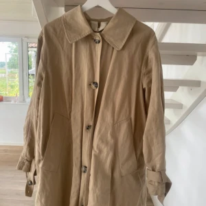 Beige trenchcoat, arket - Jättefin kappa från ARKET. Endast använd en säsong så i jättefint skick. Passformen är lite oversized.