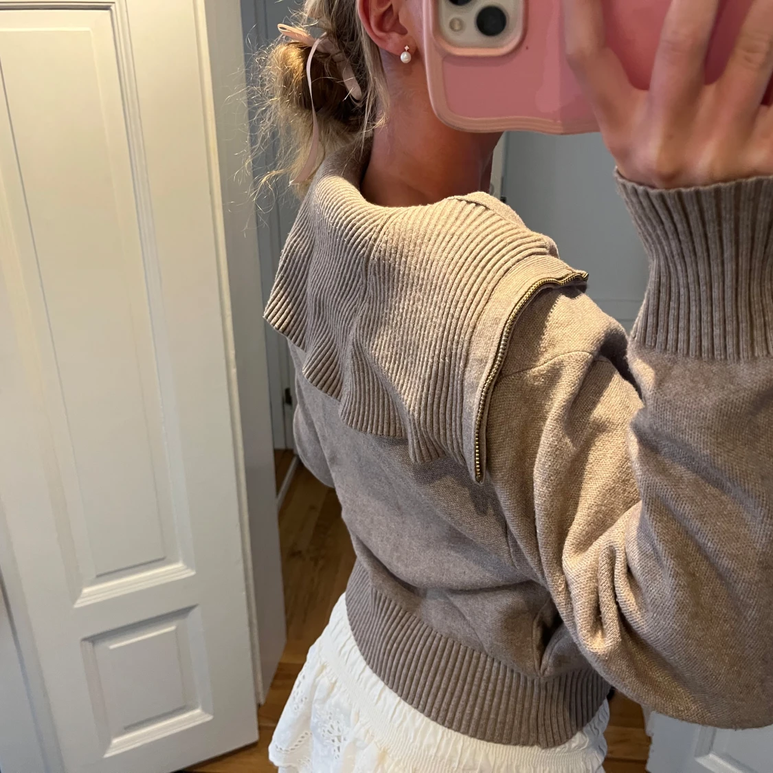 Beige stickad kofta med dragkedja - 1