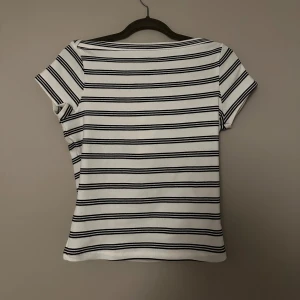 Vit och svart randig boatneck topp - Oanvänd utan prislapp