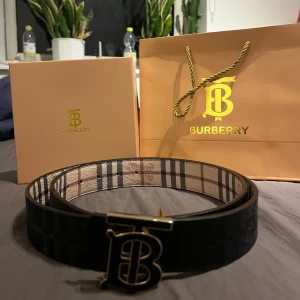 Burberry svart bälte  - Helt nytt svart burberry bälte kvitto medföljer säljer de då de inte kommer till användning de är 125 cm