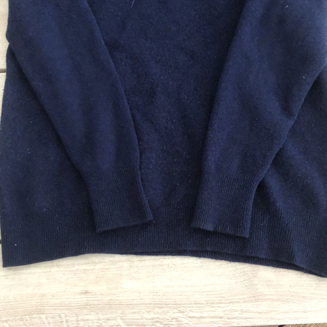 Mörkblå hoodie i kashmir från Vernando - 3