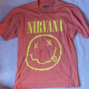 Nirvana T-shirt - Cool Nirvana t shirt i storlek XS men är oversized så skulle säga att den är mer av en M. Mycket bra skick!
