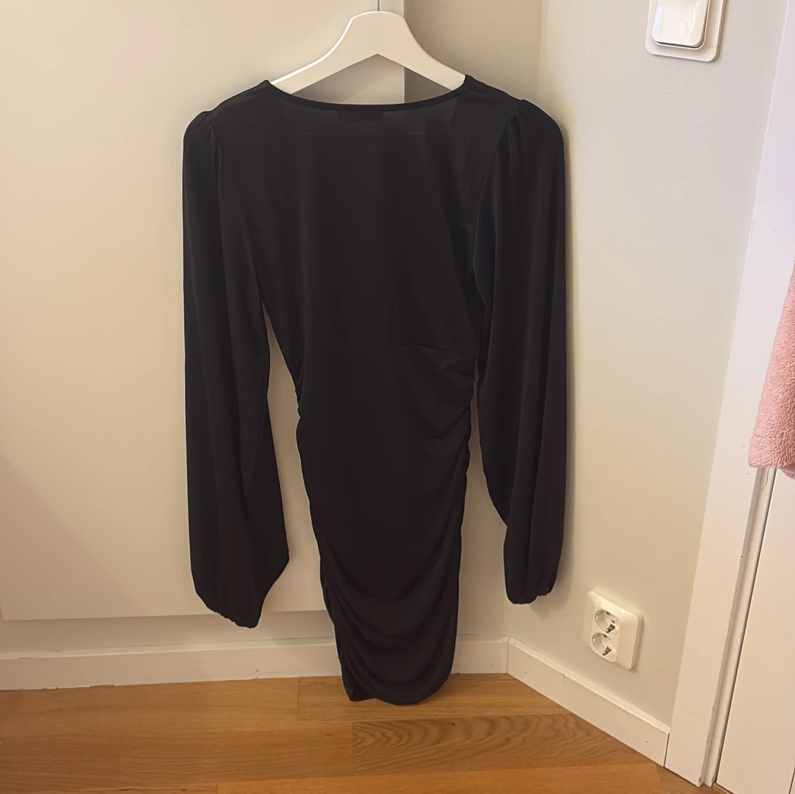 Svart v-ringad klänning från Nelly - 1