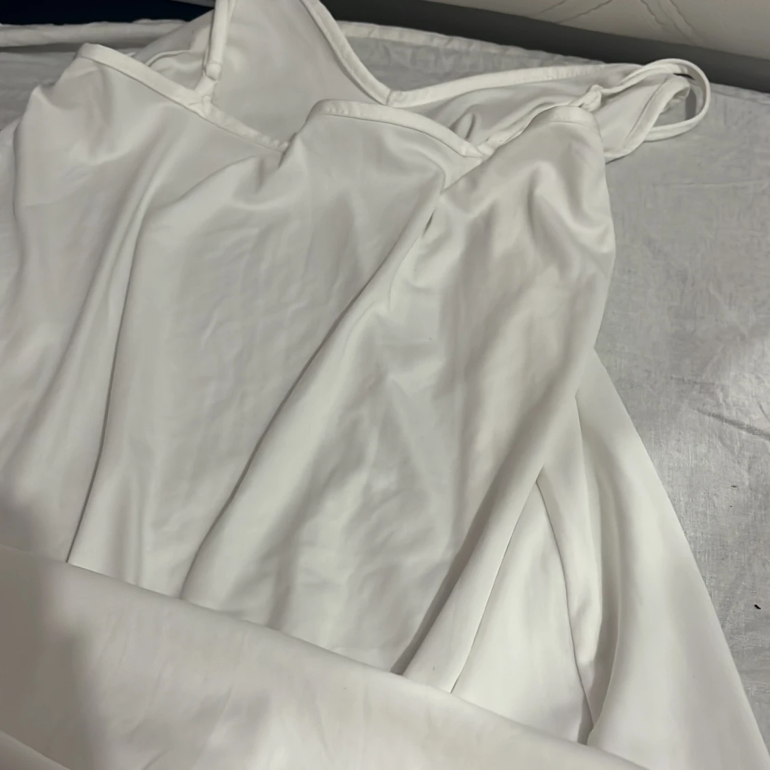 Vit långklänning med smala axelband