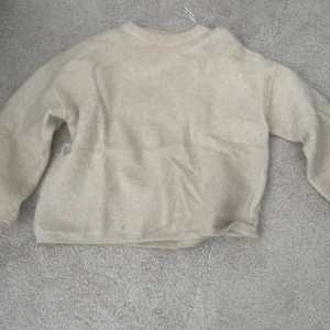 Stickad tröja hm - Superfin o trendig stickad tröja från hm i mohair mix, lite ”mörkare” vid kragen av smink men inget man tänker på