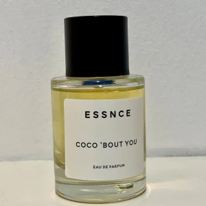 ESSNCE Coco 'Bout You parfym - Parfymflaska från ESSNCE med doften Coco 'Bout You. Flaskan är nästan helt full, har endast testat den ett fåtal gånger. 