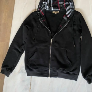 Svart Burberry Hoodie - Svart hoodie från Burberry med dragkedja