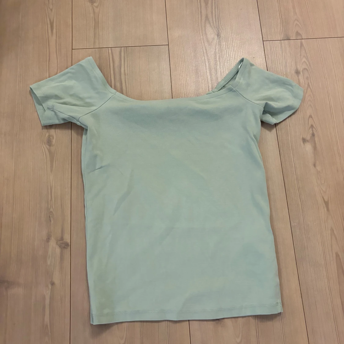 Ljusgrön offshoulder topp