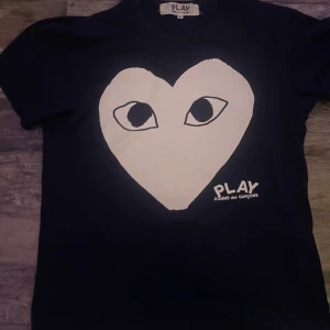 Comme Des Garçons Play T-shirt  - Storlek M men är liten i storleken så skulle påstå att den är i S. Priset är hugget i sten.