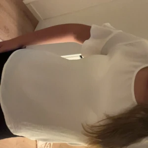 Vit blus med volangärm från JDY - Vit blus med volang ärmar med jdy💕