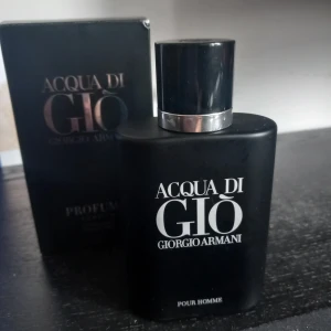 Acqua di Giò Profumo Giorgio Armani - Acqua di Giò Profumo från Giorgio Armani är en exklusiv herrparfym i en stilren, matt svart flaska med silverdetaljer. Doften är intensiv och elegant, perfekt för dig som gillar en modern och maskulin känsla. Levereras i originalförpackning. Kontakta mig vid frågor eller bud👍🏼😃 Priset ej hugget i sten!                                   100 ml kvar i flaskan, Använd en gång! Riktigt bra pris om du frågar mig. Passar perfekt till en parfymsamling eller liknande!😃