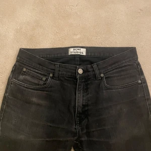 Svarta slim jeans från Acne Studios - Säljer ett par tvär feta svarta jeans från Acne Studios. Skriv i dm om du har någon fråga