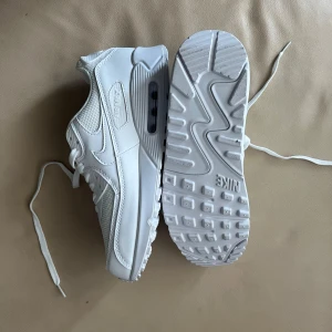 Air max 90 - Säljer ett par HELT OANVÄNDA Air max 90. Storlek 44 men passar 43 också. Pris kan diskuteras ✅