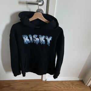 Risky hoodie - Svart hoodie från Risky, denna är en limiterad modell som är riktigt fet. Trycker är i fluff och tröjan har en riktigt skön och fet passform. Använd runt 10 gånger men ingen defekt alls.