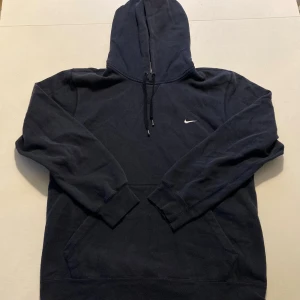 Svart Nike hoodie med huva - Klassisk mörkblå hoodie från Nike. Passar super bra för vardagen eller till träning.
