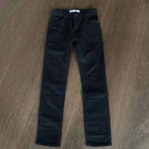 Levi's 510 svarta skinny jeans - Svarta Levi's 510 jeans med skinny fit och klassisk femficksdesign. Jeansen har låg midja och är tillverkade i stretchigt bomullsmaterial för en tajt och bekväm passform. Perfekta för dig som gillar en stilren och slimmad look.