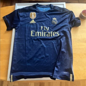 Real Madrid fotbollströja - REAL MADRID FOTBOLLSTRÖJA. STORLEK L MEN PASSAR M. EJ ORGINAL