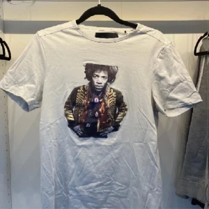 Vit Limitato t-shirt med tryck - Limitato T-shirt i storlek xs, tröjan har ett litet hål som ni kan se på sista bilden. Annars perfekt skick. Låda tillkommer. Skriv vid frågor!