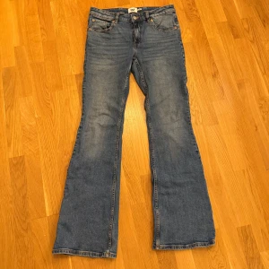 jeans  - jättefina lågmidjade bootcut jeans, aldrig använda. 