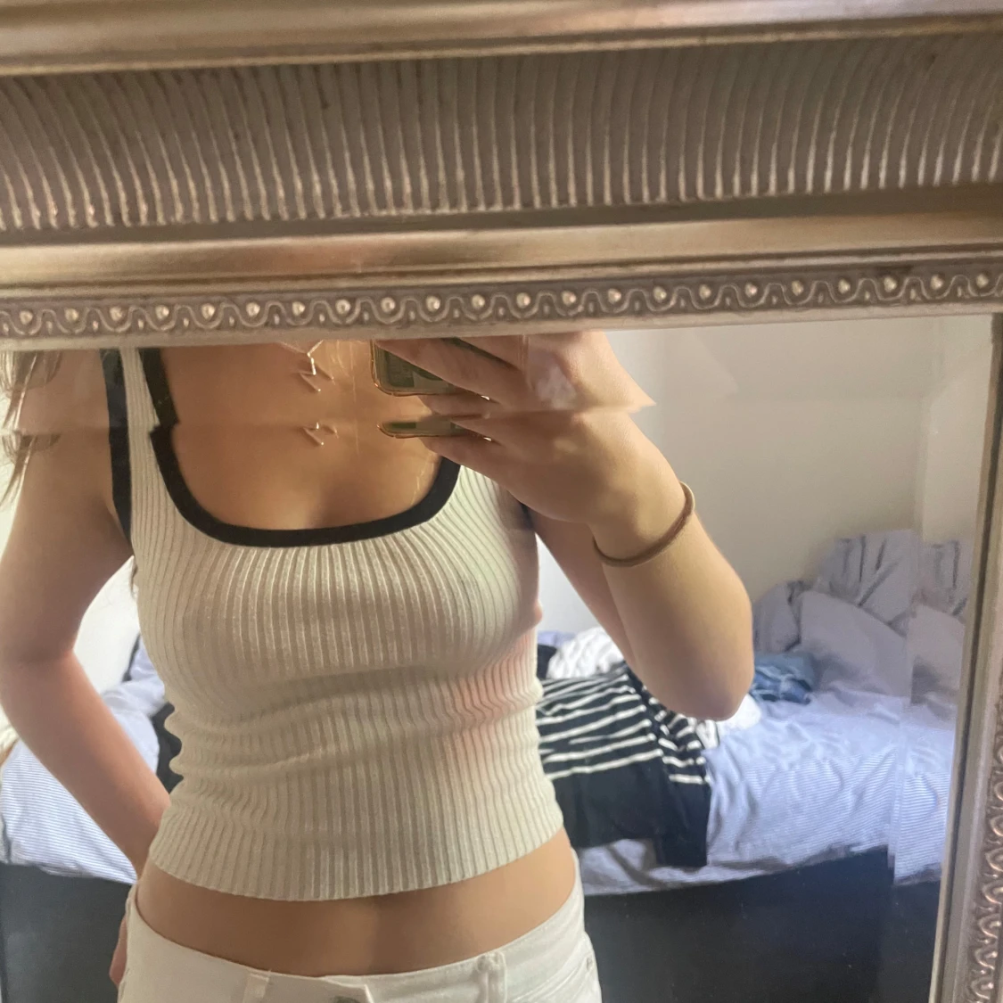 Vit ribbad linnetopp med svarta kanter