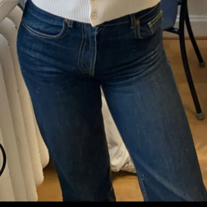 Mörkblå jeans Zara - Säljer ett par klassiska jeans i mörkblå tvätt. Jeansen har raka ben, hög midja och snygga kontrastsömmar. Perfekt för dig som gillar en tidlös och clean look. 