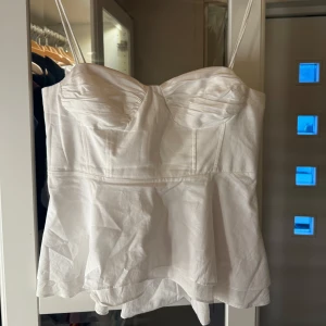Vitt zara linne - Säljer det populära zara linnet i strl M!💞Användt två gånger, skriv för fler bilder eller vid frågor!😊