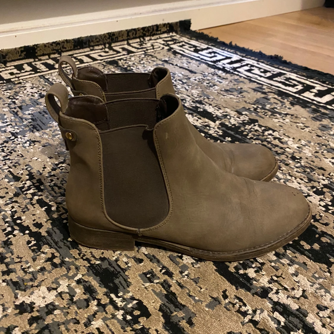 Beiga chelsea boots i skinn