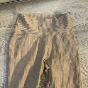Beiga tights från aimn - Super snygga beiga tights från aimn i storlek xs,  väldigt bra skick, använder sällan så säljer därför 💓💓