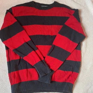 Brandy Melville tröja - Röd och marinblå stickad tröja från Brandy Melville i storlek ca M. Mycket bra skick och har knappt blivit använd!